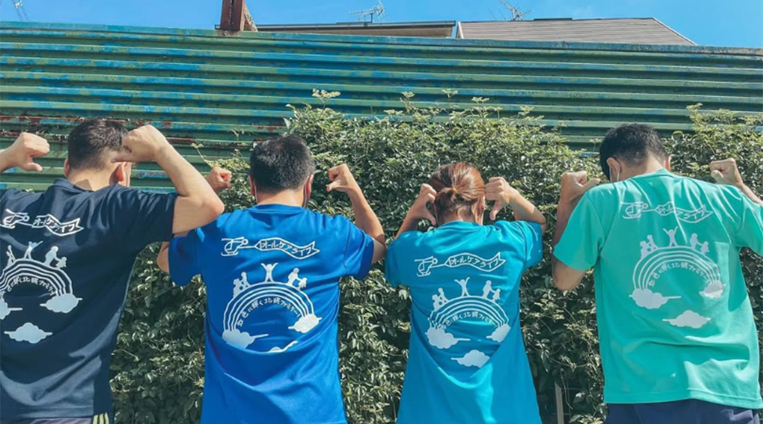 おそろいのTシャツのスタッフ