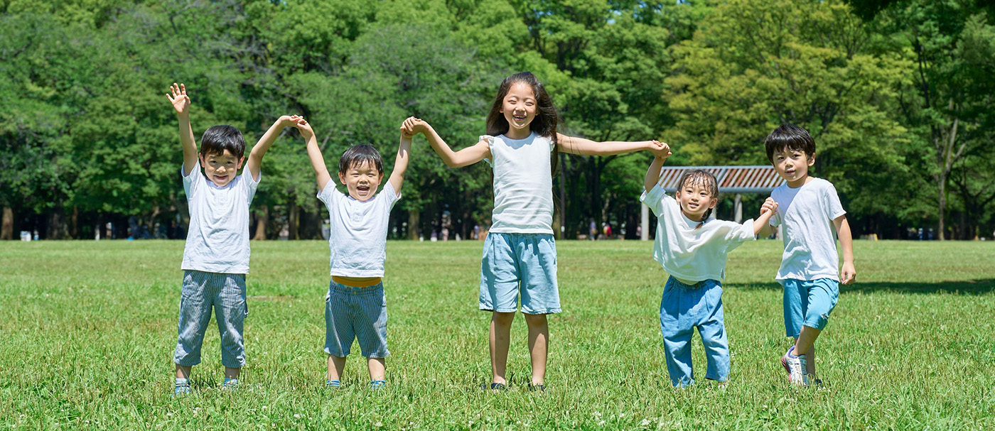 自然の中で遊ぶ子どもたち