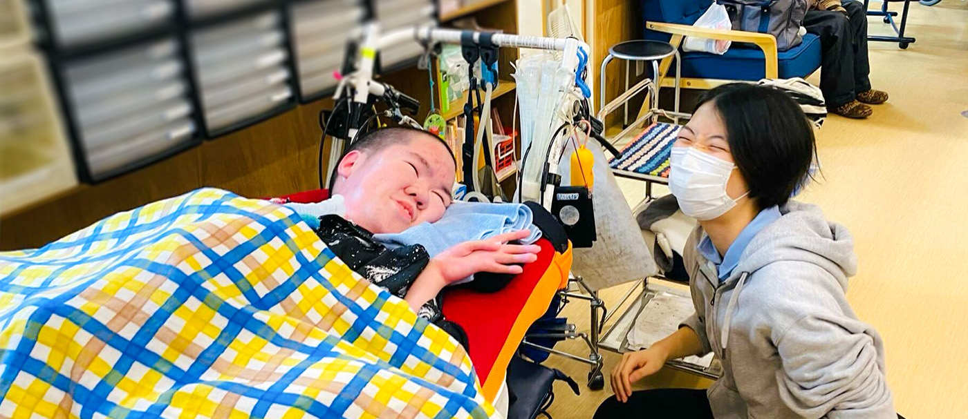 笑顔のご利用者さまとスタッフ